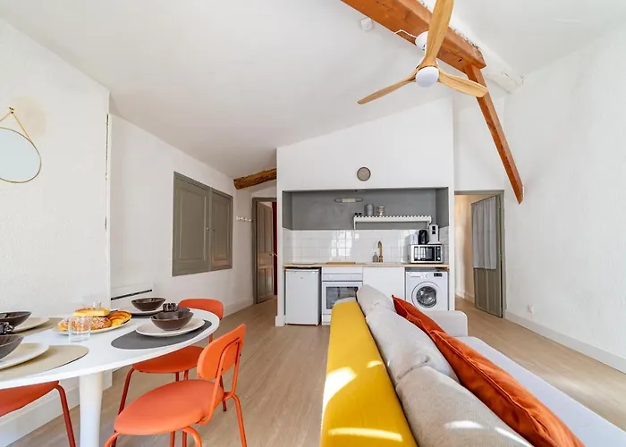 Au Coeur De L'effervescence Terracotta - Nuit A Nîmes