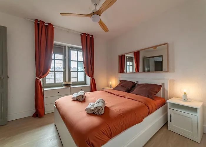 Au Coeur De L'effervescence Terracotta - Nuit A Nîmes